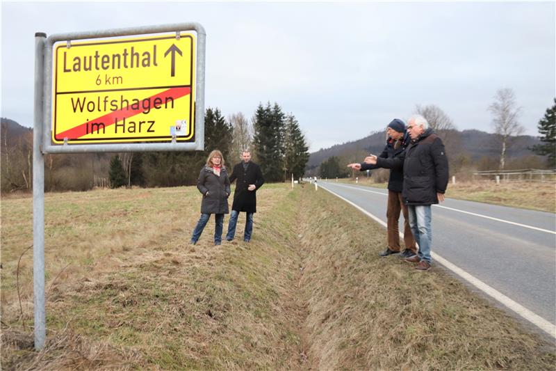 Karin Wiebach-Niestroj, Arne Niestroj, Dr. Siegfried Klingebiel und Detlef Keller stehen an der Stelle, wo möglichst noch 2023 die verschwenkte Fahrbahn für Entlastung sorgen soll.  Foto: GZ-Archiv