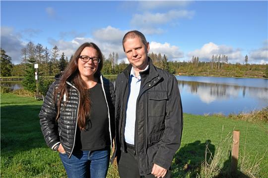 Karin und Rüdiger Landers betreiben den Campingplatz Prahljust, schön gelegen an der Prahljustwiese und dem Pixhaier Teich. Foto: Berg