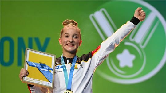 Karina Schönmaier jubelt über ihre Goldmedaille.