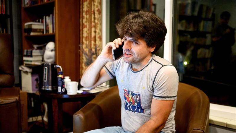 Medizin-Nobelpreis an zwei Deutsche und einen US-Forscher Karl Deisseroth telefoniert am Morgen der Bekanntgabe des Nobelpreises für Medizin zu Hause in Stanford, Kalifornien, mit seinem Handy.
