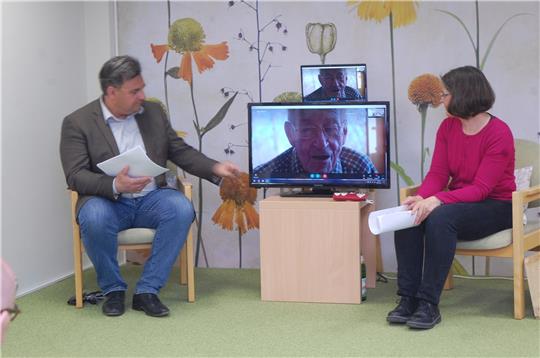 Karl-Günther Fischer wird zum Vortrag von Imke Koch und Wolfgang Langer zugeschaltet.  Foto: Breutel