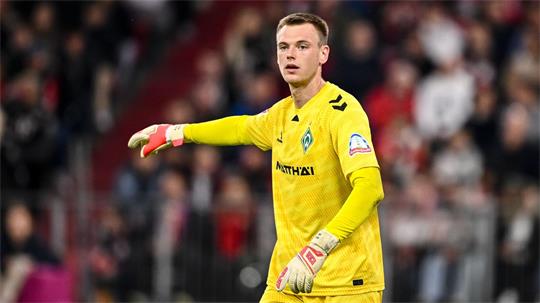 Karl Hein geht als Stammtorwart in die neue Werder-Saison. (Archivbild)