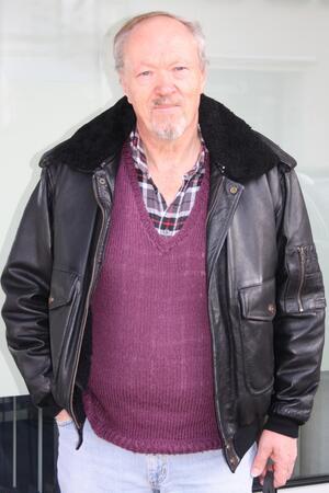 Letzte Hinrichtung im Oberharz: Wenn Grenzsteine Geschichten erzählen Karl-Heinz Buchmeier steht in Lederjacke und lilanem Pullover an der Wand.