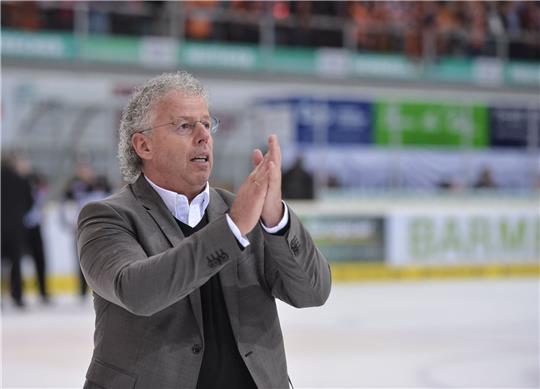 Karl-Heinz Fliegauf, Manager der Wolfsburg Grizzlys, klatscht in die Hände.