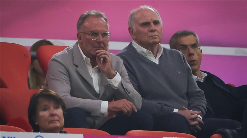 Karl-Heinz Rummenigge (l) und Uli Hoeneß auf der Tribüne der Allianz Arena. (Archivbild)