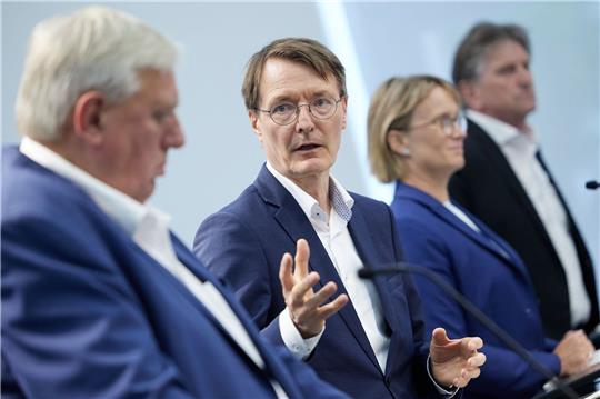 Karl Lauterbach (2.v.l.) zusammen mit NRW-Gesundheitsminiser Karl-Josef Laumann (l.), Melanie Schlotzhauer, Hamburgs Gesundheitssenatorin (2.v.r.), sowie dem baden-württembergischen Gesundheitsminister Manfred Lucha.