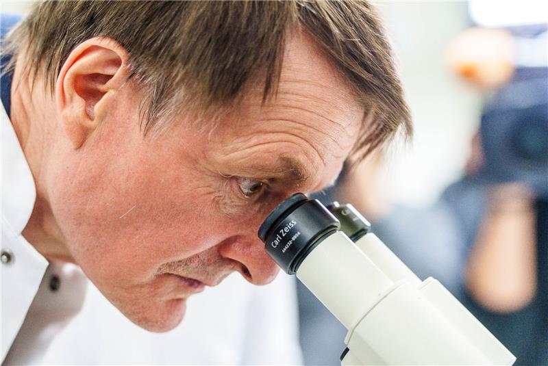 Deutschland kann mit KI bei Krebsforschung an Weltspitze Karl Lauterbach (SPD), Bundesgesundheitsminister, betrachtet unter einem Mikroskop Krebszellen.