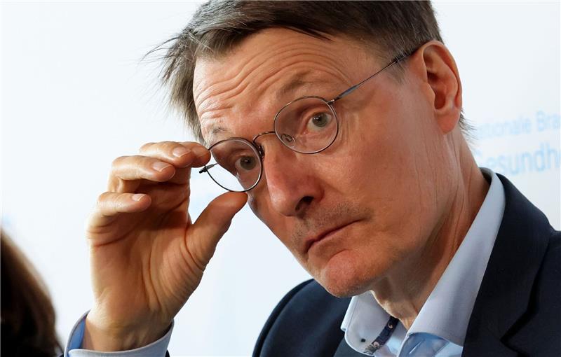 Versicherten drohen 2024 erneut steigende Kassenbeiträge Karl Lauterbach (SPD), Bundesgesundheitsminister, spricht auf einer Pressekonferenz.
