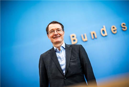 Karl Lauterbach (SPD), Bundesminister für Gesundheit, spricht bei einer Pressekonferenz.