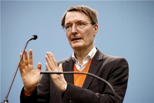 Karl Lauterbach (SPD), Bundesminister für Gesundheit, spricht bei einer Pressekonferenz nach dem Treffen der Bund-Länder-Arbeitsgruppe zur Krankenhausreform. Dabei geht um die Umsetzung der Reformvorschläge zur Krankenhausfinanzierung, die von einer für das Thema eingesetzten Expertenkommission vorgestellt wurden. Foto: picture alliance/dpa | Carsten Koall