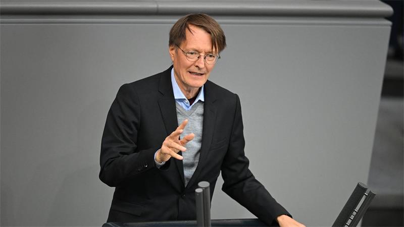 KI-Debatte im Bundestag: Mehr Kontrolle und Souveränität Karl Lauterbach (SPD) berichtete in seiner Rede von Kontakten zu Entwicklern im Silicon Valley.