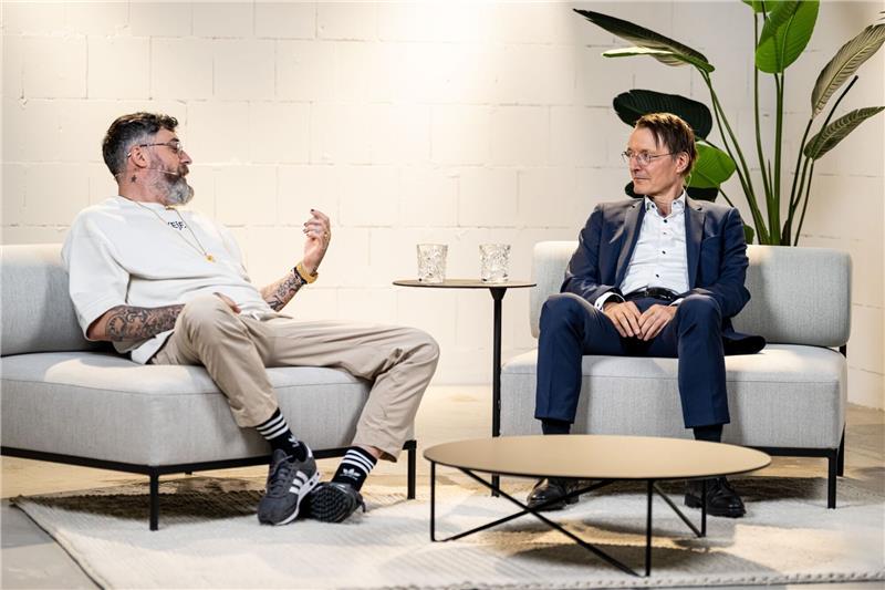 Lauterbach verteidigt Cannabis-Freigabe mit Beschränkungen Karl Lauterbach (SPD, r), Bundesminister für Gesundheit, und Sido, Rapper, diskutieren über das Thema der Cannabis-Legalisierung.