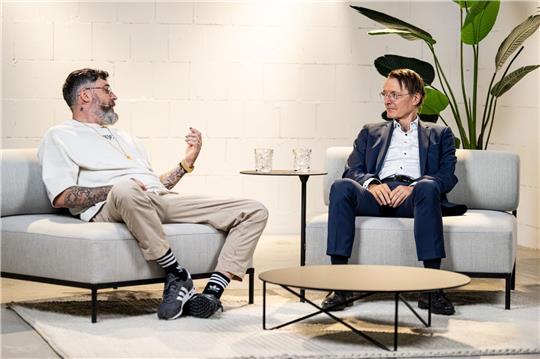 Karl Lauterbach (SPD, r), Bundesminister für Gesundheit, und Sido, Rapper, diskutieren über das Thema der Cannabis-Legalisierung.