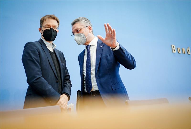 Lauterbach mahnt zu weiterer Vorsicht bei Corona-Kurs Karl Lauterbach (l) und Lothar Wieler nach der Pressekonferenz zur aktuellen Corona-Lage.