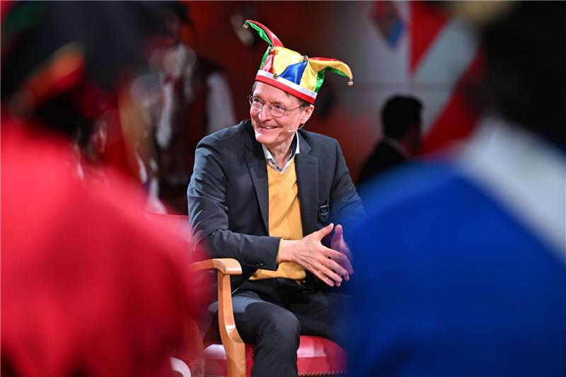 Lauterbach vor Stockacher Narrengericht Karl Lauterbach mit Narrenkappe. Er sei eine Unschuld vom Lande, meint der Bundesgesundheitsminister.