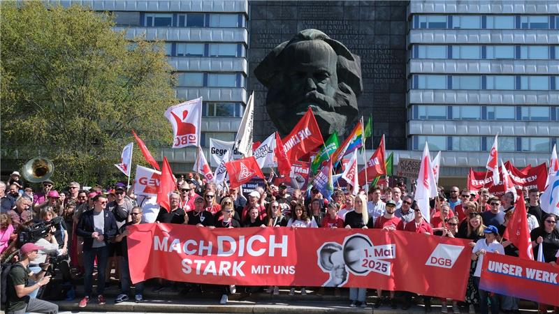 Karl Marx im Hintergrund: DGB-Veranstaltung in Chemnitz