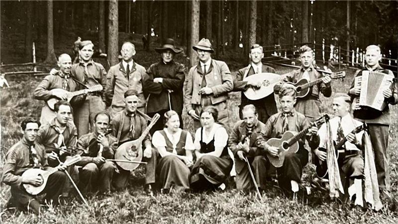 Karl Reinecke-Altenau lässt sich in den 1930er Jahren inmitten der Spielschar des Heimatbundes Oberharz ablichten.