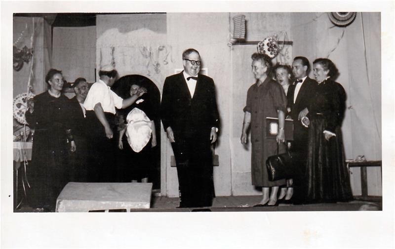 Karl Theodor Uhlisch bei einer Aufführung eines seiner Volkstheaterstücke von 1954. Fotos: Privat/GZ-Archiv