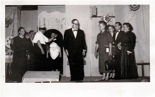 Karl Theodor Uhlisch bei einer Aufführung eines seiner Volkstheaterstücke von 1954. Fotos: Privat/GZ-Archiv
