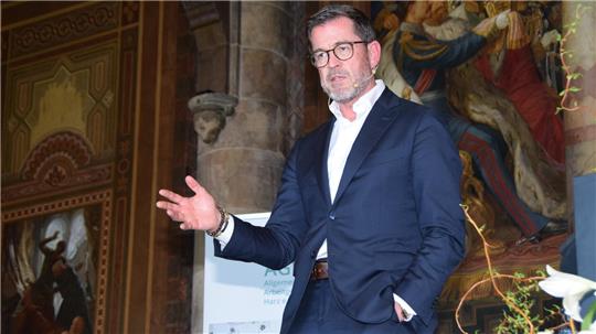Karl-Theodor zu Guttenberg (54) spart in der Kaiserpfalz nicht an politischer Kritik, aber macht auch Mut für die Zukunft.