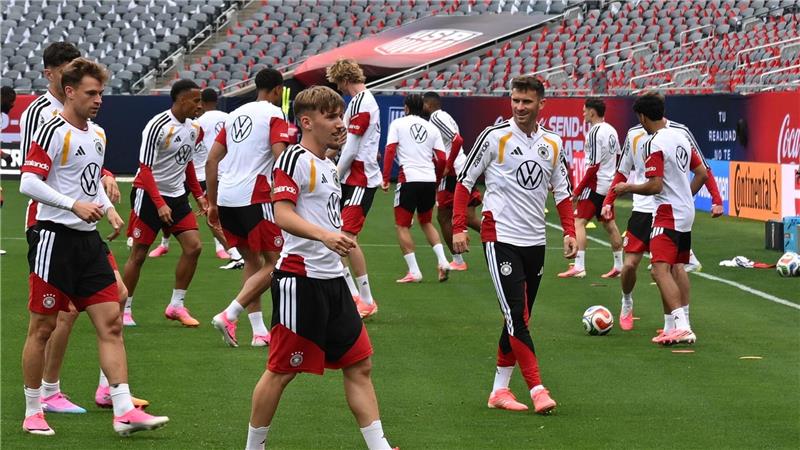 Karl-Verletzung im Training: WM-Aus droht Karl im DFB-Training vor seiner Verletzung.