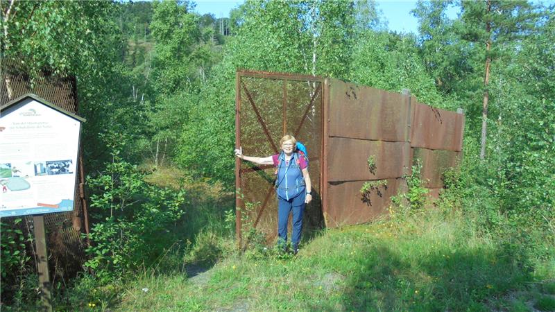 „Jeder hat so seinen Tick.“ — Ehepaar wandert 1400 Kilometer Karla Siebels an einem ehemaligen Stück des Eisernen Vorhangs.