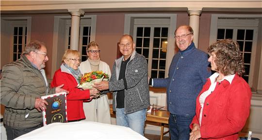 Karlheinz und Marga Keneder überreichen die Messanlage, und Regine Märtens (SPD), Ratsherr Thomas Marschall, Bürgermeister Andreas Memmert und Ortsbürgermeisterin Frederike Fiebig (v.li.) sagen Dank. Foto: Leifeld