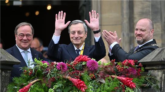 Karlspreis 2026: Mario Draghi vor dem Rathaus – mit Armin Laschet und OB Michael Ziemons