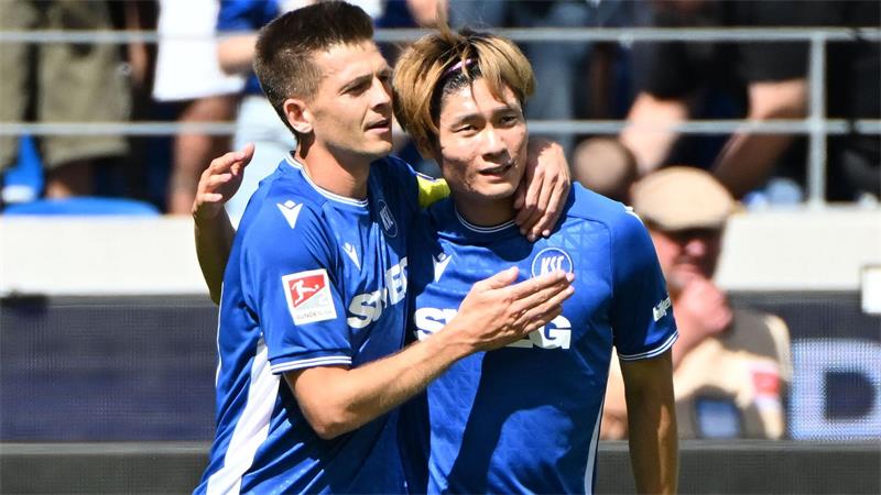 Traumtore im Wildpark: Wolfsburg gewinnt beim KSC klar Karlsruher Torschützen unter sich: Kapitän Marvin Wanitzek (l) und Shio Fukuda.