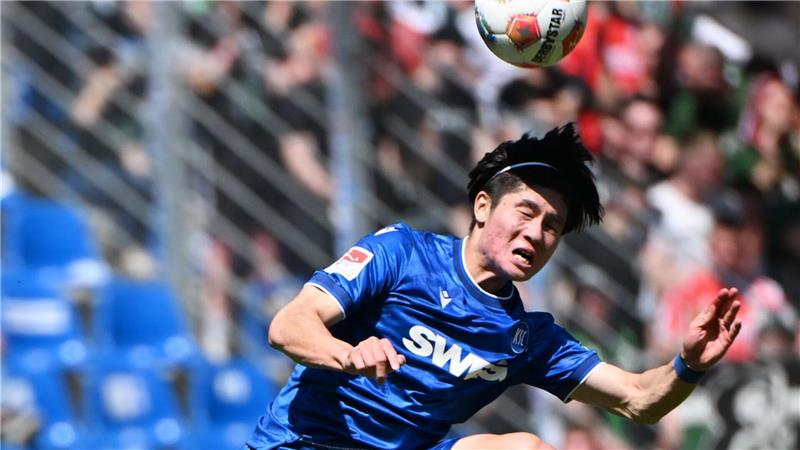 Karlsruhes Shio Fukuda beim Kopfball.