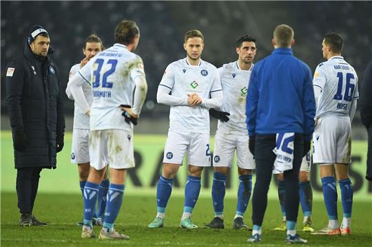 Karlsruhes Spieler stehen nach dem Spiel auf dem Feld.