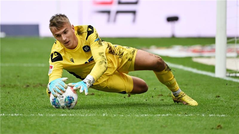 Schalke kassiert Niederlage in der Nachspielzeit beim KSC Karlsruhes Torwart Hans Christian Bernat hatte gegen Schalke viel zu tun.