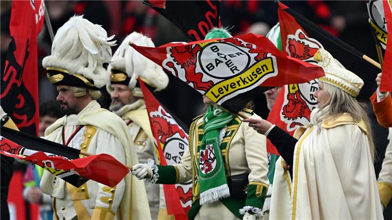 Karnevalisten auf den Rängen. 