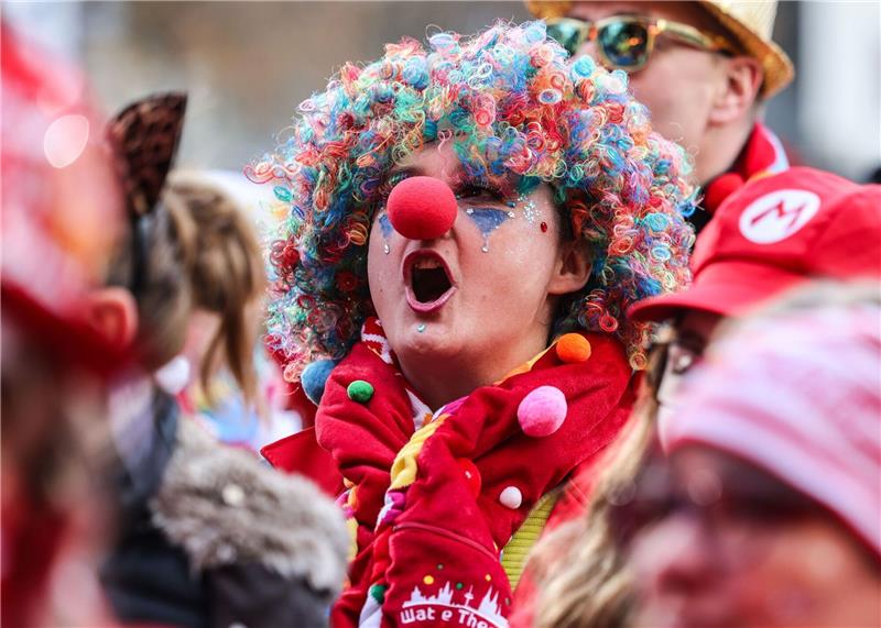Psychologe: Karneval-Feiernde „Gegenbild zum Terroristen” Karnevalisten feiern auf dem Heumarkt den Beginn der Karnevalssaison.