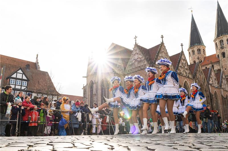 Karneval im Norden geht doch: Narren auf den Straßen Karnevalisten nehmen überqueren beim Karnevalsumzug «Schoduvel» den Altstadtmarkt in Braunschweig.