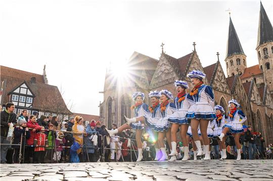 Karnevalistinnen nehmen am Karnevalsumzug teil und überqueren den Altstadtmarkt in der Innenstadt.