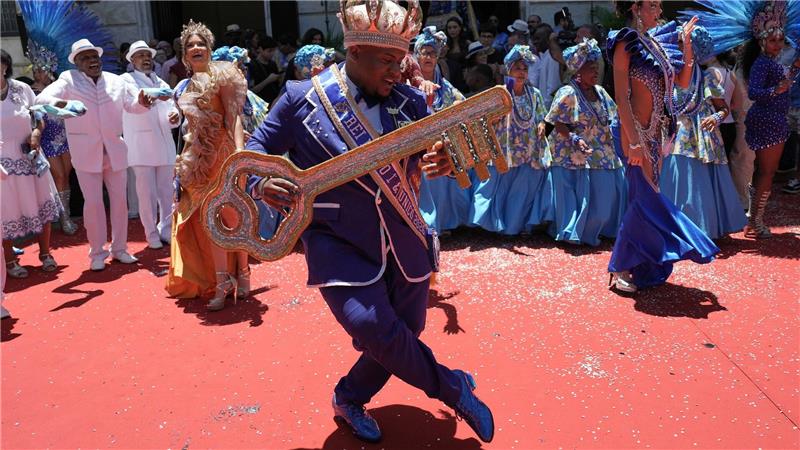 Karnevalskönig Momo tanzt mit dem Schlüssel der Stadt bei einer Zeremonie zur offiziellen Eröffnung des Karnevals in Rio de Janeiro.