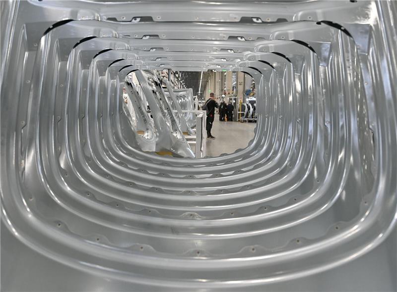 Ein Jahr Tesla-Werk in Deutschland Karosserieteile aus Aluminium für das Elektrofahrzeug vom Typ Model Y.