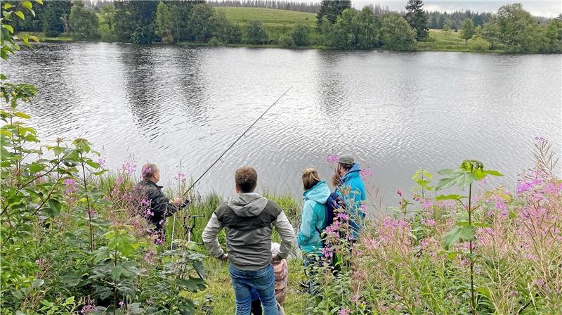 Erste Angelwoche im Oberharz trotzt dem Wetter Karpfen-Spezialist Christian Bruns (li.) vom Sportfischerverein Oberharz erklärt den Interessierten am Sumpfteich in Buntenbock, mit welchen Tricks und welchen Ködern die Fische angelockt werden. Foto: Nachtweyh
