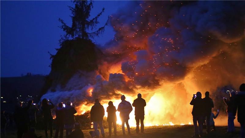 Karsamstag brennen mit Einbruch der Dunkelheit im Oberharz wieder die Osterfeuer. In St. Andreasberg wird es auf dem Glockenberg abgebrannt.