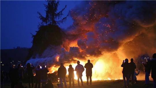 Karsamstag brennen mit Einbruch der Dunkelheit im Oberharz wieder die Osterfeuer. In St. Andreasberg wird es auf dem Glockenberg abgebrannt.