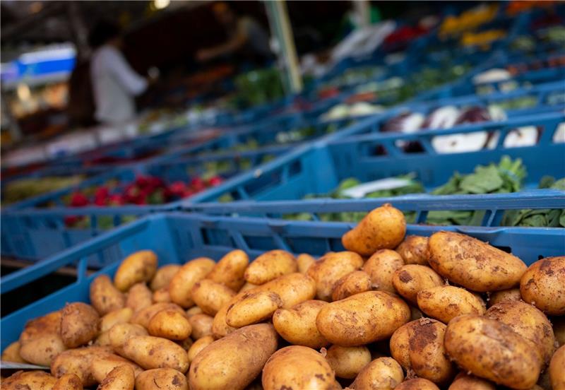 Kartoffeln werden auf einem Markt verkauft.