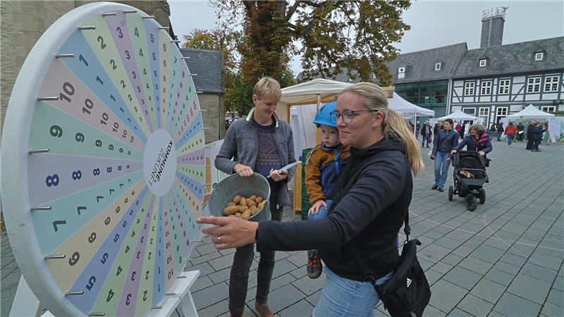 Kartoffeln winken als Lohn: Saskia Rothe dreht mit Sohn Julian am Glücksrad der Biobauern.