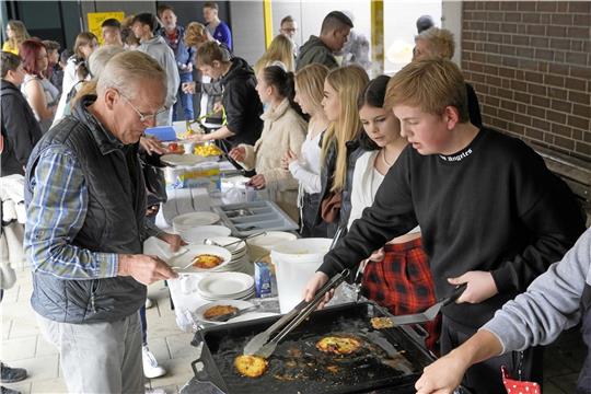 Kartoffelpuffer, Pommes, Kartoffelsuppe, Kartoffelsalat – das Angebot an Speisen ist auf dem Fest groß. Fotos: Schlegel