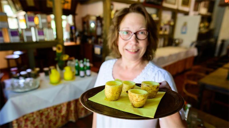Kartoffelschnaps zum Empfang im Kartoffel-Hotel im Wendland.