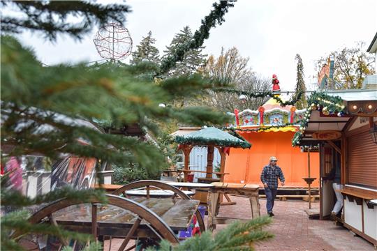 Karussell und Buden warten auf den Start: Kurz vor der Eröffnung des Bad Harzburger Wintertreffs werden noch letzte Handgriffe erledigt. Fotos: Neumann
