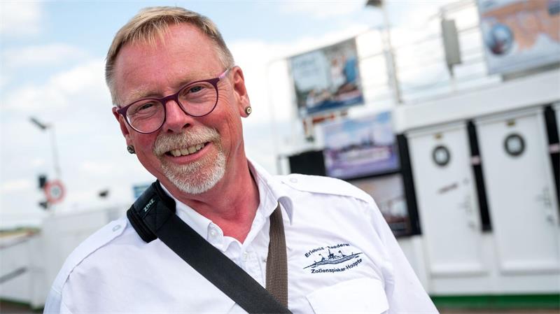 Kassierer Ralph Rehlmeyer ist das Gesicht der kleinen Fähre. Keine andere Fährverbindung in Deutschland gibt es schon so lange. 