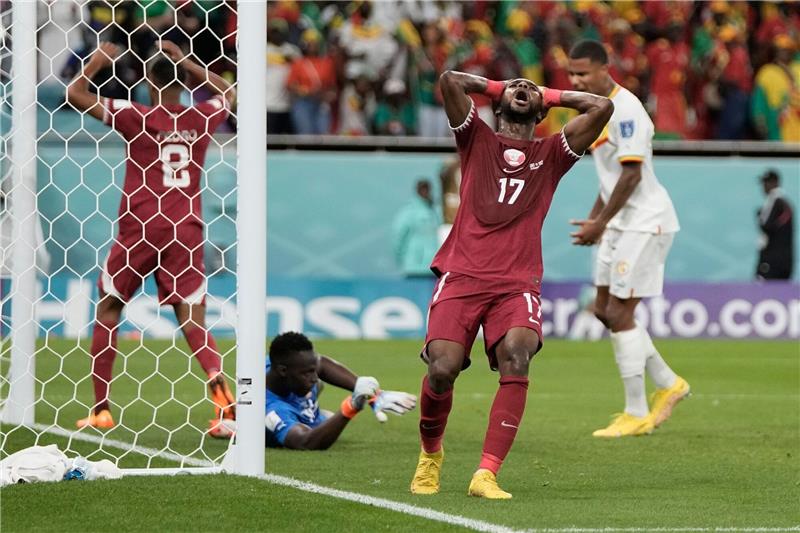 WM-Träume von Katar beendet - „Haben Beschränkungen” Katar ist als zweiter WM-Gastgeber nach Südafrika (2010) in der Vorrunde gescheitert.