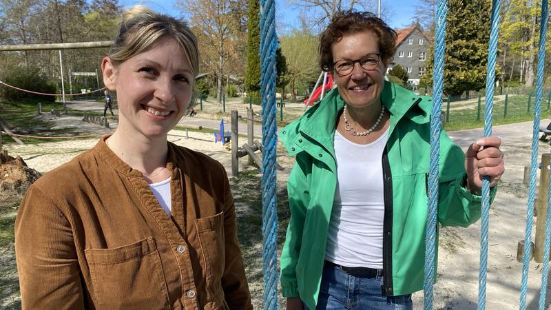 Katarina Ponel (li.) und Cornelia Ehrhardt auf dem Spielplatz am Heimatmuseum in Braunlage. Sie haben alle Spielplätze der Stadt Braunlage besucht und dem städtischen Bauamt eine Bestandsaufnahme vorgelegt.