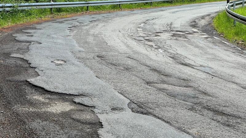 Katastophaler Zustand: Asphaltabplatzungen und Zentimeter tiefe Schlaglöcher behindern seit Jahren die Autofahrer auf der Landstraße zwischen Oderhaus und Oderberg.
